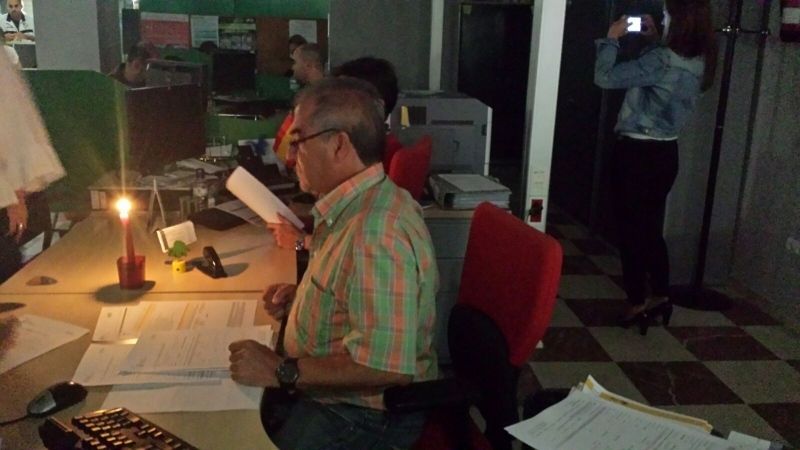 La oficina del SAE de La Orden atiende a sus usuarios a la luz de las velas