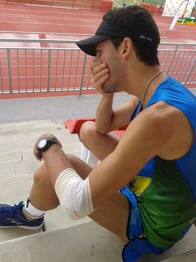 Una desafortunada caída aparta Adrián Andivia del Andaluz de Media Maratón cuando comandaba la prueba