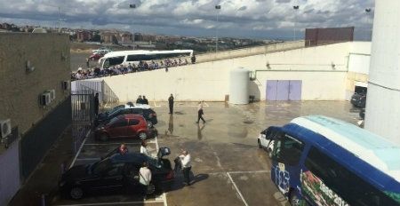 Los aficionados esperaron a la plantilla a la salida al grito de 'mercenarios'