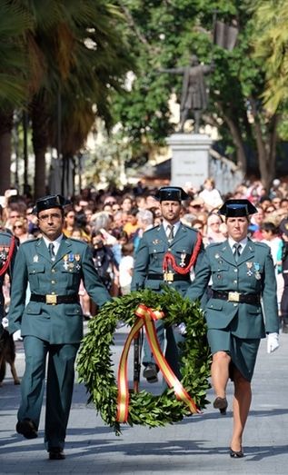 La Guardia Civil 'toma' la plaza de la Constitución para recibir el afecto de la capital