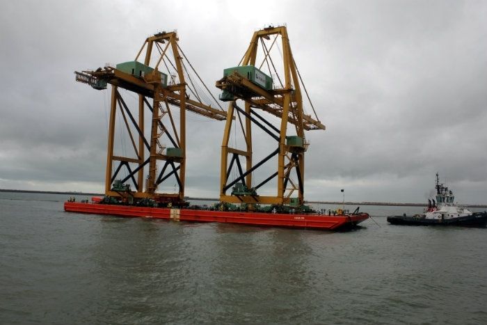 El Puerto de Huelva recibe dos grúas de gran tonelaje para incrementar el movimiento de contenedores
