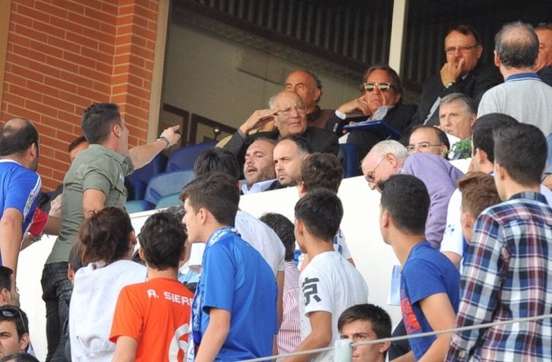 Masivos gritos en contra de Comas y muy activa la pancarta de 'Huelva con su Recre'