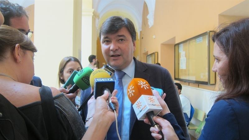 Cruz ve 'osada' la crítica del PP a los plazos del centro de salud de Isla Chica. “Esto no se hace frotando la lámpara de Aladino”