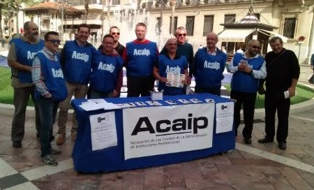 Los funcionarios del Centro Penitenciario de Huelva muestran sus problemas 'al corazón de la ciudad'