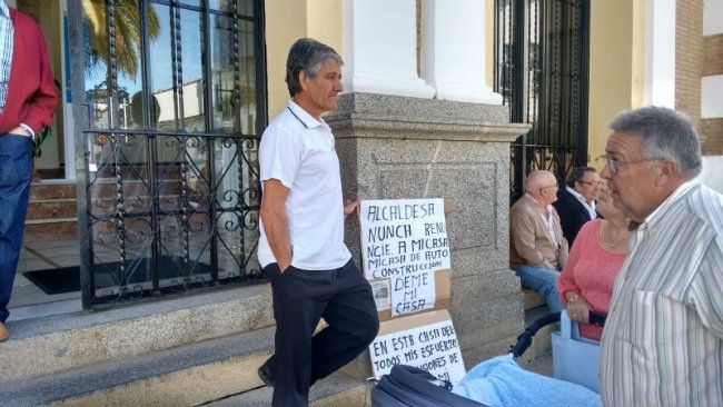 La familia valverdeña Maestre-García pide ayuda al Defensor del Pueblo Andaluz 'para evitar que le quiten su casa'