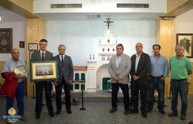 El Centro Penitenciario entrega a la Hermandad de Huelva la maqueta 'Fachada de la Ermita del Rocío'