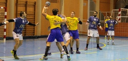 La veteranía del Tenerife somete al PAN Moguer (19-23)