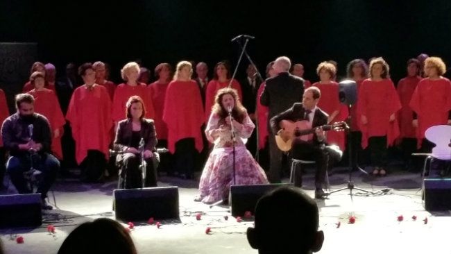 Carmen Benjumea abarrota de solidaridad las Cocheras del Puerto en la gala del Economato Resurgir