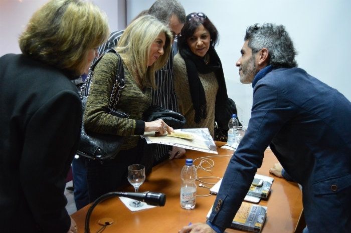 El periodista Rafael Adamuz presenta en San Juan del Puerto su exitosa novela 'La memoria varada'