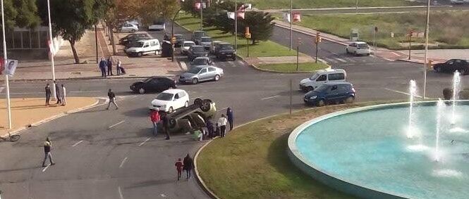 Cuatro heridos leves al volcar un vehículo en la avenida Andalucía de Huelva