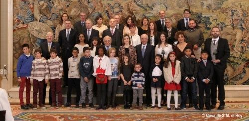 La Reina doña Letizia entrega un premio al Centro Escolar Doctor Peralías Panduro de Corteconcepción