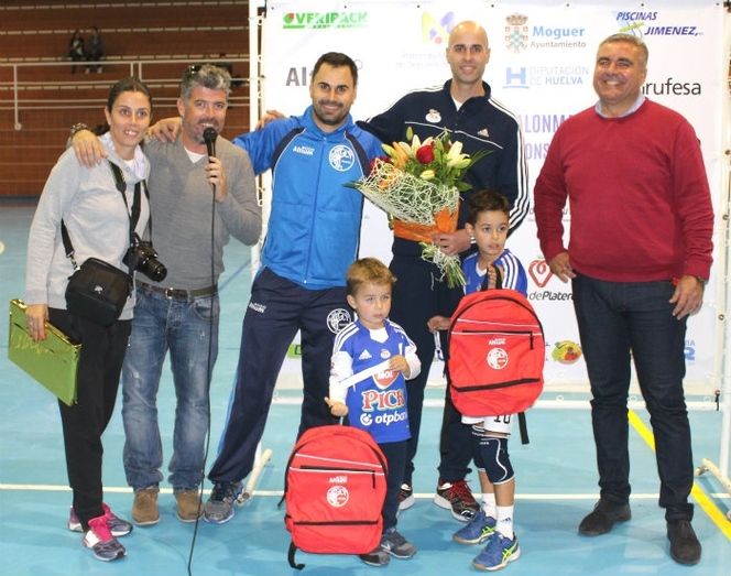 José Manuel Sierra vuelve a sus orígenes para disfrutar con los futuros campeones del PAN Moguer 