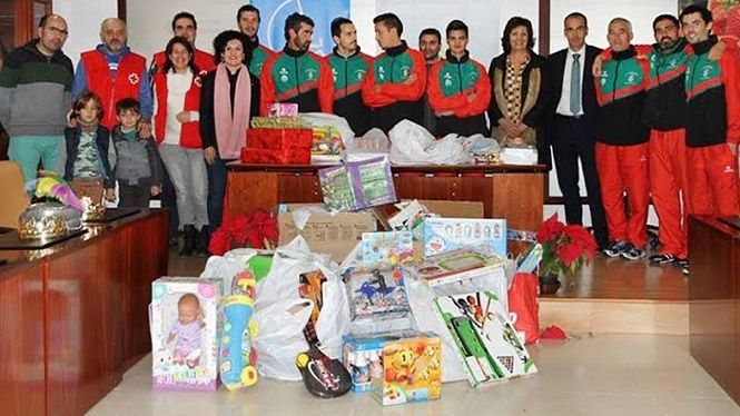 San Bartolomé entrega a la Cruz Roja los juguetes recaudados en la III San Silvestre Bartolina