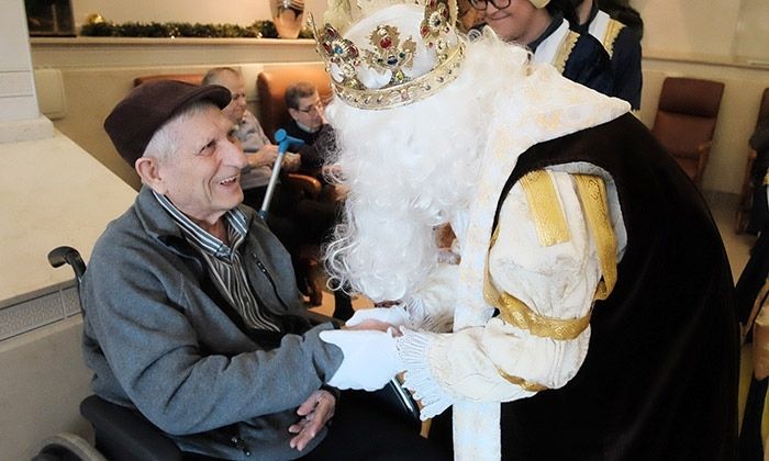 Los Reyes Magos llevan la ilusión a hospitales y asilos de la capital