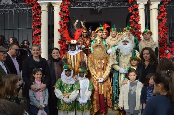 Multitudinaria recepción a los Reyes Magos de Almonte y de El Rocío en el Ayuntamiento
