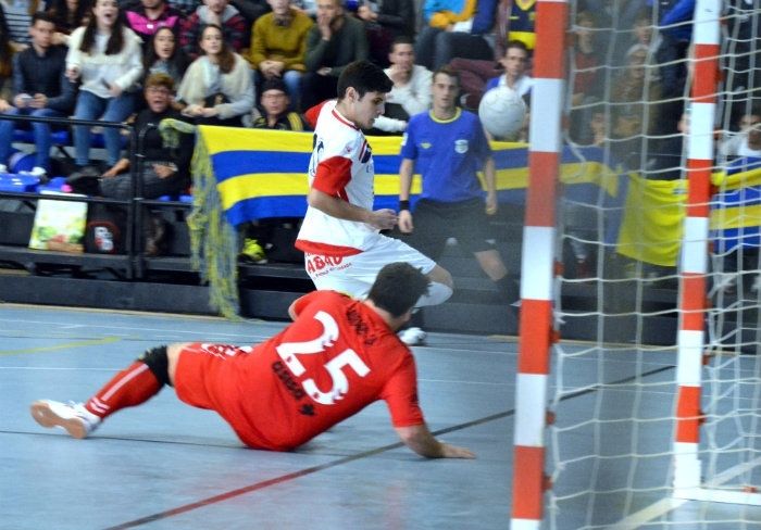 El Smurfit Kappa no logra asaltar el liderato ante el Cádiz (5-4) y Villalba gana el derbi al Almonte (4-6)