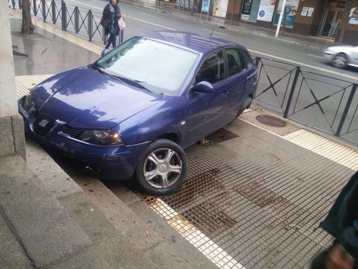 Un conductor empotra su coche contra un juzgado en la Alameda Sundheim
