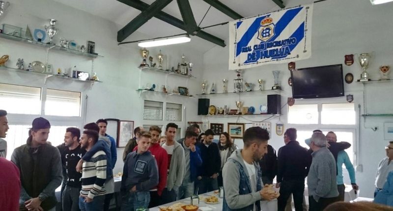 El Trust y las peñas invitan 'por sorpresa' a una paella a la plantilla y al cuerpo técnico
