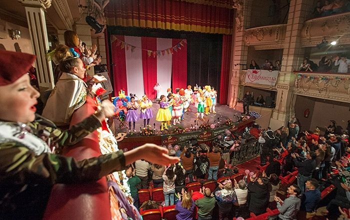 'Los cuentalunas' y 'La chirigota más esperada', vencedoras en la final del concurso colombino