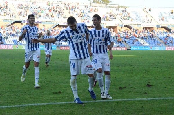 Un gol de Álex Quillo tumba al líder y eleva al Decano (1-0)