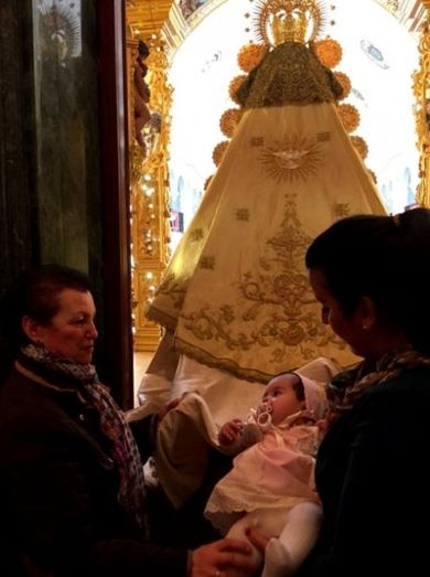 Cerca de 4.000 niños son presentados ante la Virgen del Rocío por la Candelaria