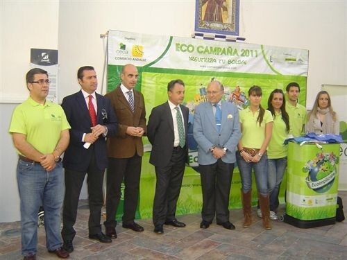 La Junta y el comercio onubense impulsan la difusión de las ecobolsas