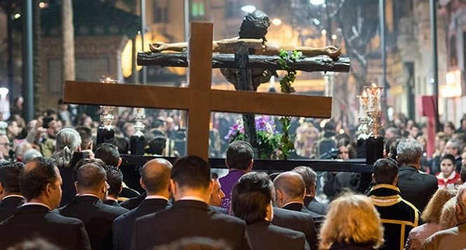 Noche de recogimiento cofrade con el Cristo de la Buena Muerte