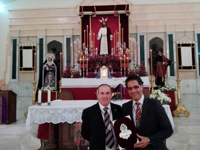 El Prendimiento entrega la pastas del pregón de la Semana Santa a José Ángel González