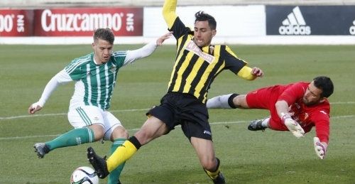 El San Roque frena su sangría de derrotas con un empate que deja en el aire la continuidad de Juanito (1-1)