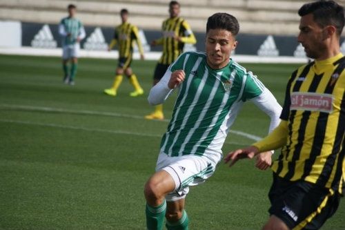 El San Roque frena su sangría de derrotas con un empate que deja en el aire la continuidad de Juanito (1-1)