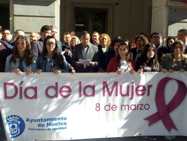 Huelva reivindica en la calle la igualdad de la mujer en la celebración del 8 de marzo