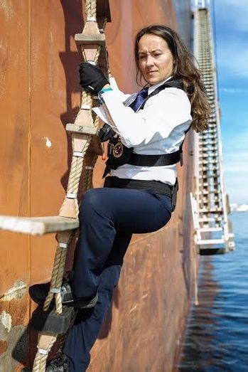 Una bartolina, la primera mujer práctico de puerto de España