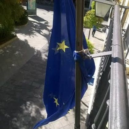 Arriada la bandera de la Unión Europea en el Ayuntamiento de Ayamonte