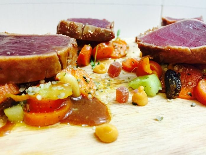 Tarantelo de atún con ensalada marroquí, mojama y ‘spicy hummus’