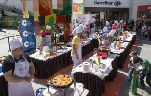 Holea celebra el Día del Padre con un concurso de paella en familia