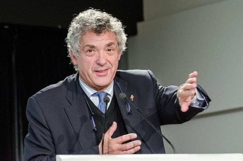 Villar insiste en que 'no se ha cometido ninguna irregularidad estatutaria ni reglamentaria' con el Decano