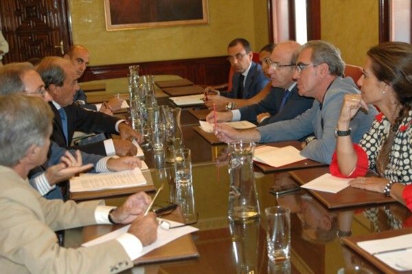 El Ayuntamiento y la FOE se unen para activar la economía y la creacion de empleo
