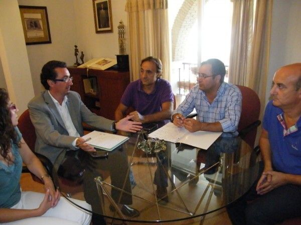 El alcalde de Lepe se reúne con los empresarios para conocer sus demandas