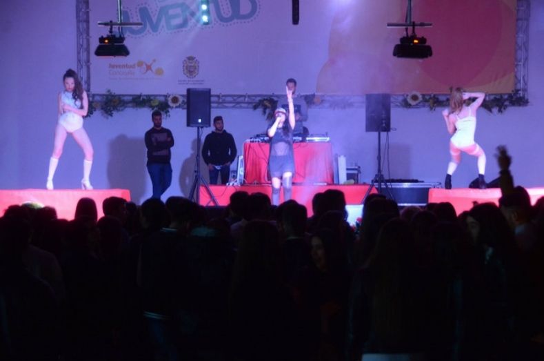 Un millar de jóvenes celebra la llegada de la primavera en Palos