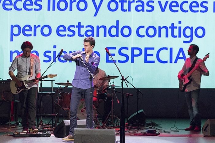 Roberto Álvarez y su disco 'Gracias' llenan de emociones el Gran Teatro