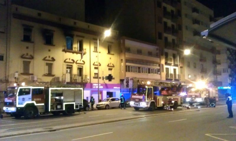 Un incendio en la avenida de Italia obliga a desalojar tres viviendast