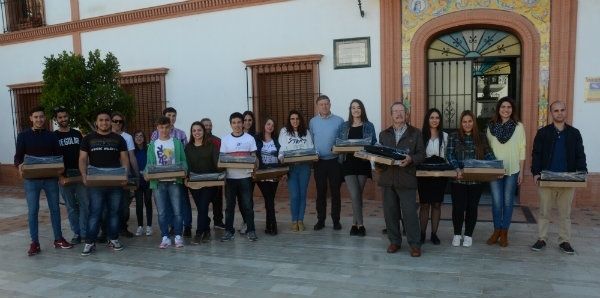 El Ayuntamiento de Palos entrega 42 nuevos kits tecnológicos a estudiantes