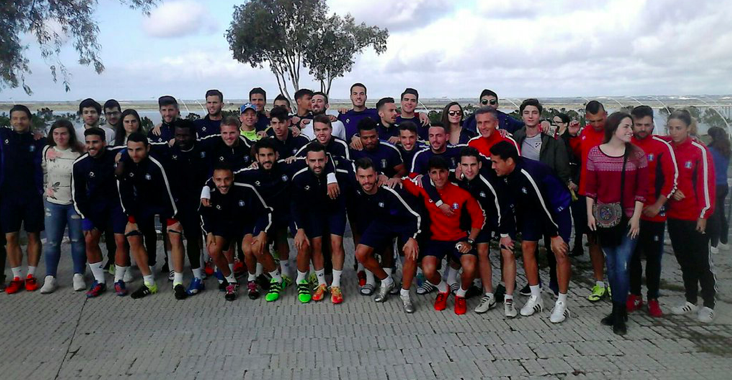 La plantilla del Decano agradece con aplausos a su afición que siga volcada con ellos