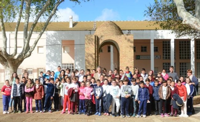 El alcalde de Palos responde a las preguntas de los escolares en el salón de plenos
