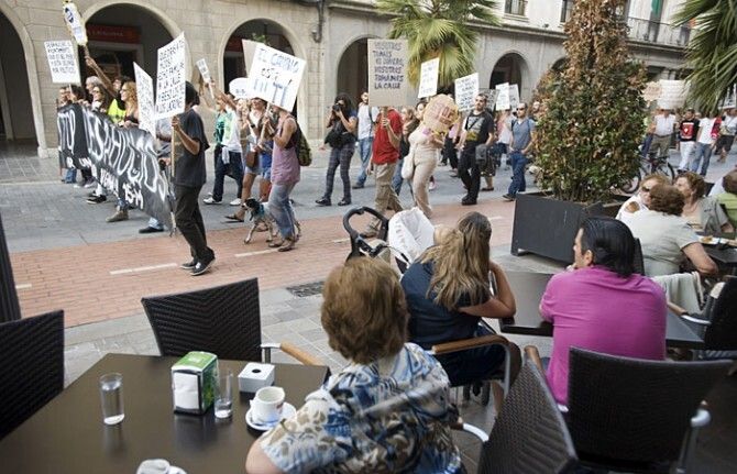 Un centenar de personas exige la paralización de los desahucios 'de un sistema que no nos representa'