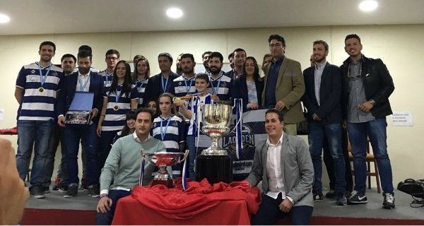 Rociana se vuelca con el IES La Orden y le entrega 200 euros para que acuda a Europa