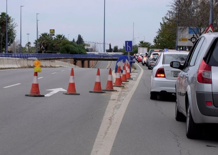 Largas colas para acceder al puente del Odiel por unas obras