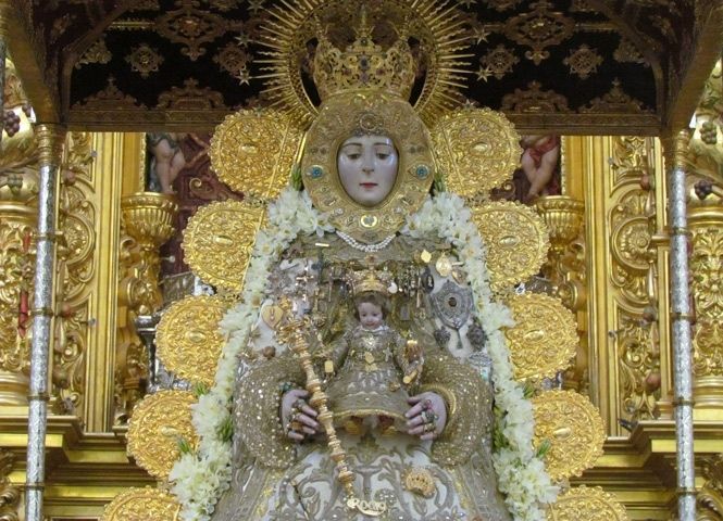 La Virgen del Rocío ya está en su paso para la Romería