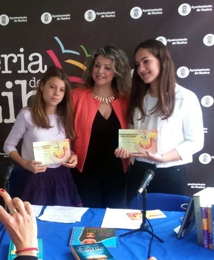 María Villa y Esther Gallego reciben en la Feria del Libro sus premios como ganadoras del concurso 'Sopa de letras'