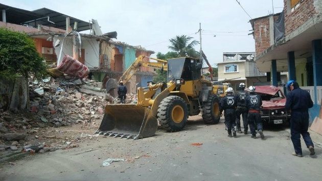 Los bomberos onubenses desplazados a Ecuador para participar en las labores de rescate regresan este lunes